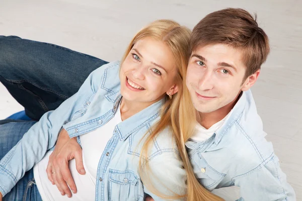 Bonito jovem casal — Fotografia de Stock