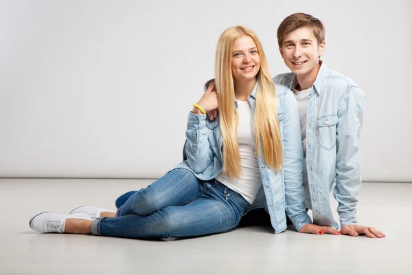 Bonito jovem casal — Fotografia de Stock