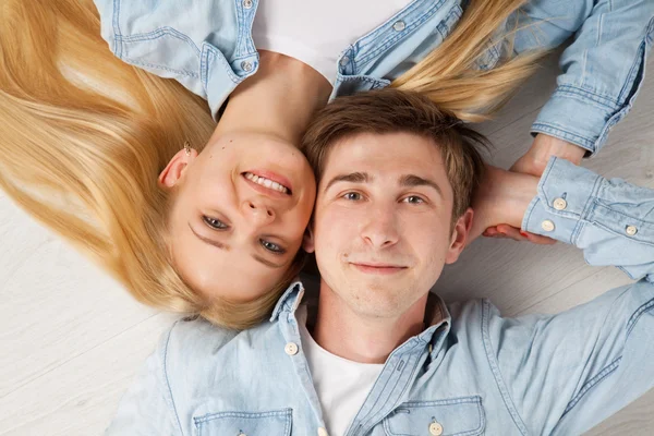 Bonito jovem casal — Fotografia de Stock