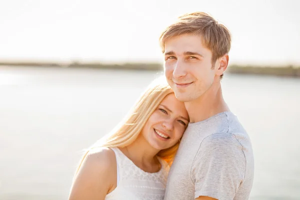 Bonito jovem casal — Fotografia de Stock