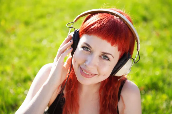 Menina bonita ouvindo música — Fotografia de Stock