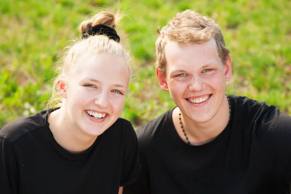 Zwei fröhliche Teenager — Stockfoto