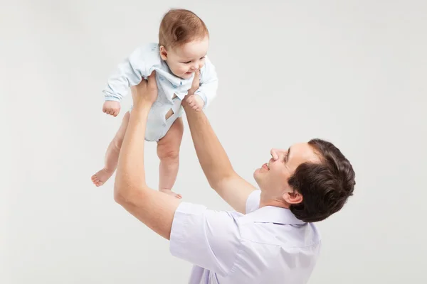 彼の赤ん坊の息子を持つ父 — ストック写真