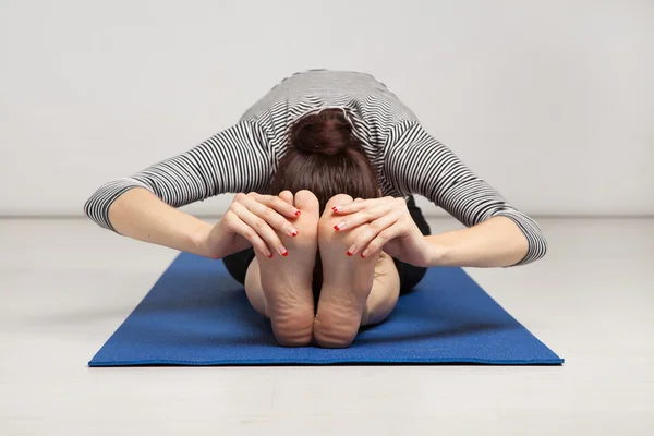 Giovane donna che esercita yoga — Foto Stock