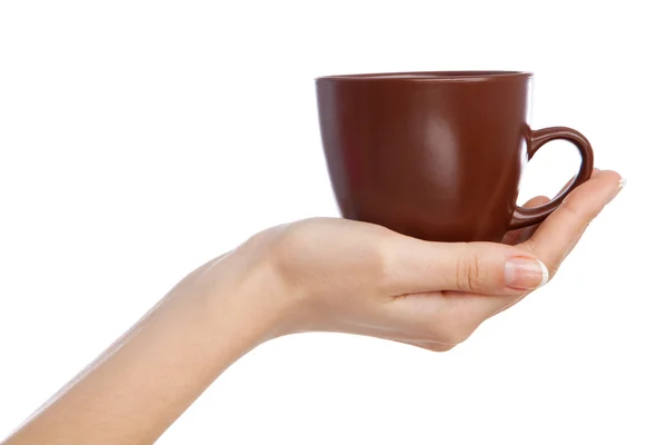 Mano sosteniendo una taza, aislada sobre fondo blanco — Foto de Stock