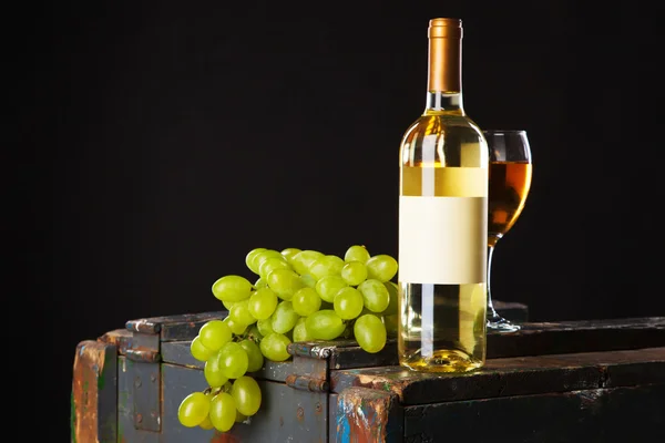 Вино, виноград і сир — стокове фото