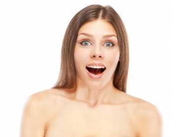 Güzel genç bir kadın beyaz arka planda izole edilmiş.