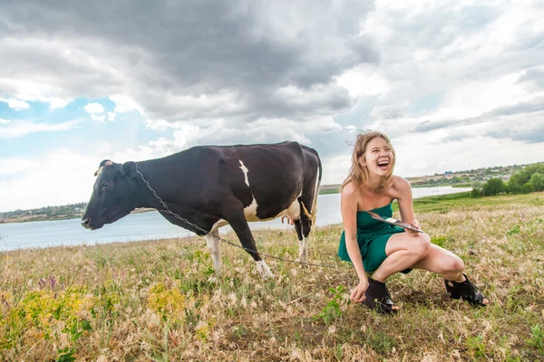 Νεαρή γυναίκα και μια αγελάδα — Φωτογραφία Αρχείου