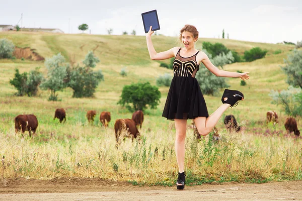 Молодая женщина с планшетным компьютером — стоковое фото