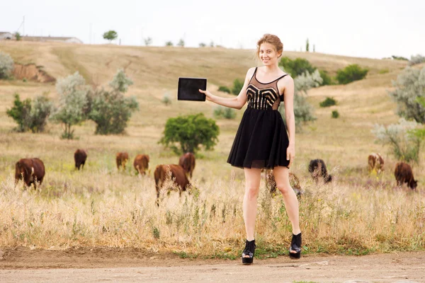 Jeune femme avec une tablette pc — Photo