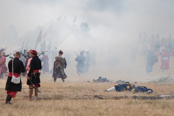 OLSZTYN, POLONIA - 11 AGO: Reconstrucción de las guerras medievales en el castillo de Olsztyn el 11 de agosto de 2013 — Foto de Stock