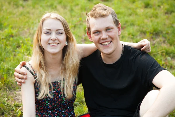 Studenten plezier in een park — Stockfoto