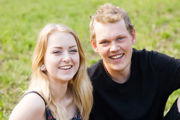 Studenten plezier in een park — Stockfoto