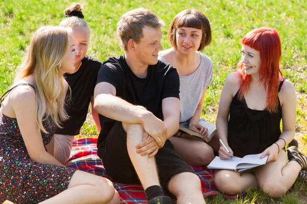 Students having fun in a park — Stock Photo, Image