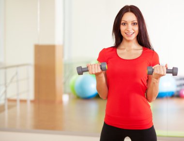 Genç Bayan dumbbells ile yerleştirmek.