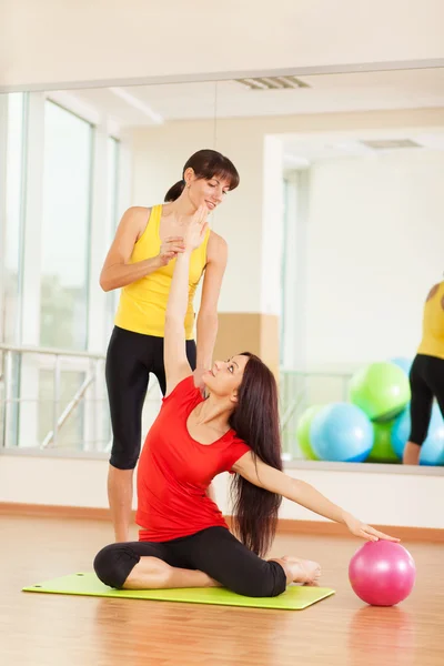 Gruppentraining im Fitnesscenter — Stockfoto