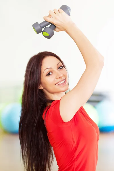 Jeune femme en forme avec haltères — Photo