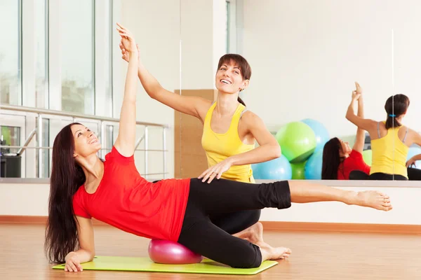 Treinamento em grupo em um centro de fitness — Fotografia de Stock