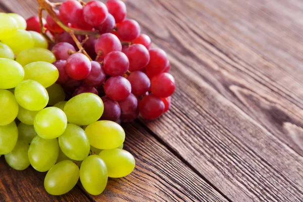 Grapes on a wooden table — Stock Photo, Image