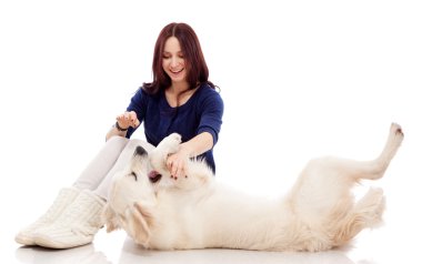 Köpeği olan güzel genç bir kadın.