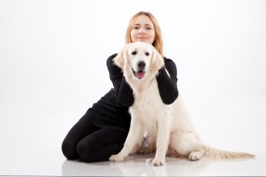 Köpeği olan güzel genç bir kadın.