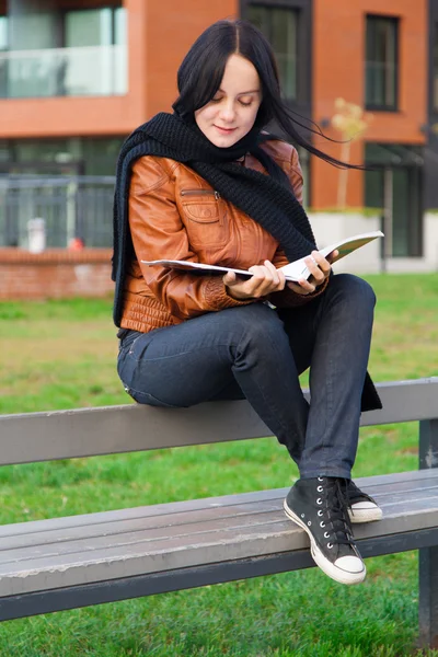 şık Bayan kitap okuma