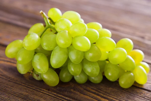 Uvas em uma mesa de madeira — Fotografia de Stock