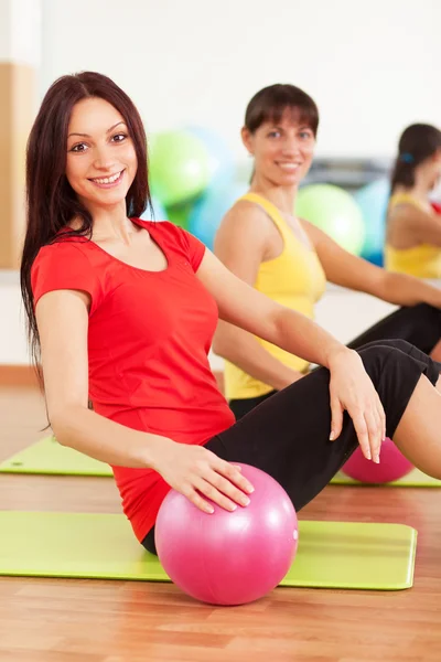 Training di gruppo in un centro fitness — Foto Stock