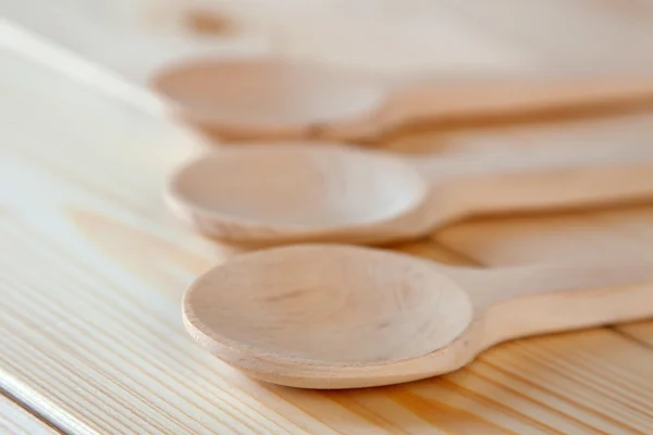 Cucharas de madera sobre una mesa —  Fotos de Stock