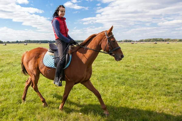 年轻女子骑着马 — 图库照片