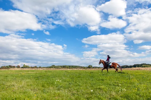 Jonge vrouw paardrijden — Stockfoto