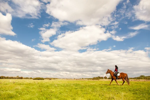 Jeune femme à cheval — Photo