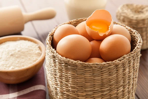 Huevos, leche y harina — Foto de Stock