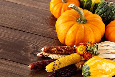 ahşap bir masa üzerinde taze kabak