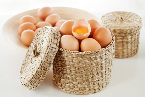 Jaja wyizolowane na białym tle — Zdjęcie stockowe