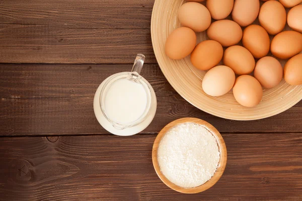 Яйця, молоко і борошно — стокове фото