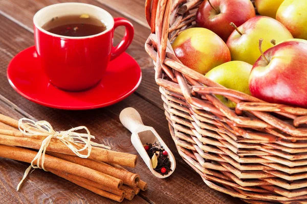 Spiced tea with cinnamon and apples — Stock Photo, Image