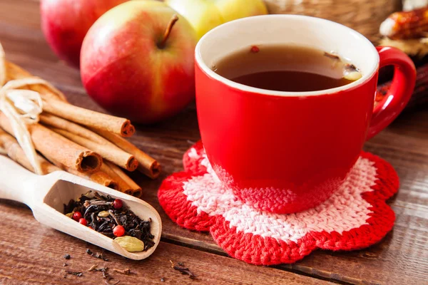 Krydret te med kanel og epler – stockfoto