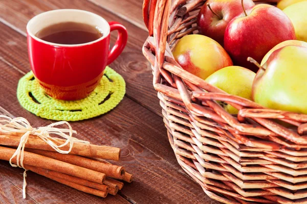 Spiced tea with cinnamon and apples — Stock Photo, Image