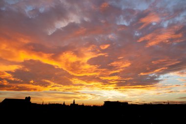 Kızıl gökyüzü bir cityscape üzerinde
