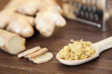 dilimlenmiş ve rendelenmiş taze zencefil kökü