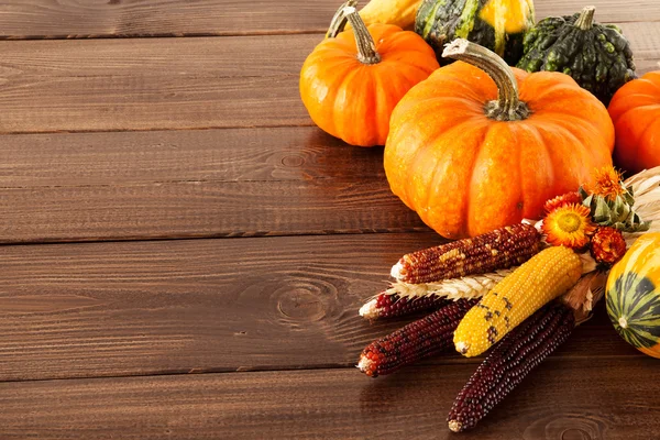 Citrouilles fraîches sur une table en bois — Photo