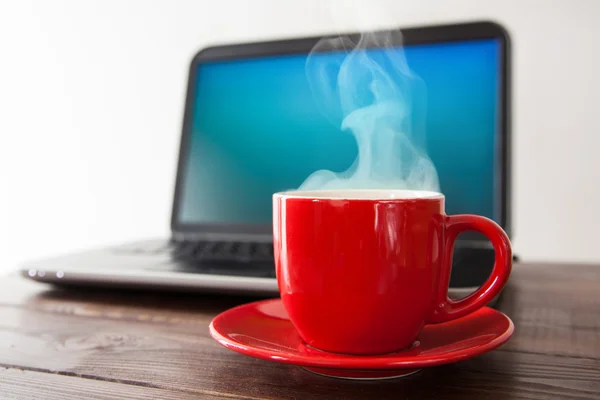 Ноутбук и чашку кофе — стоковое фото