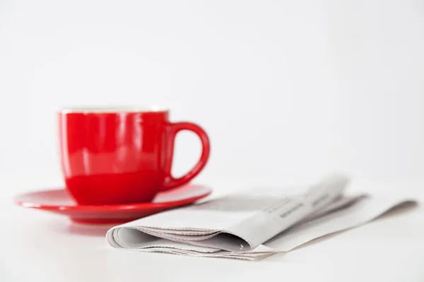 Jornal e uma xícara de café — Fotografia de Stock