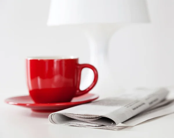 Zeitung und Kaffeetasse — Stockfoto