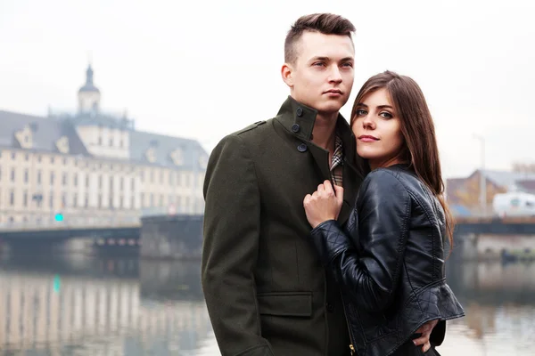 Young beautiful couple in the city — Stock Photo, Image