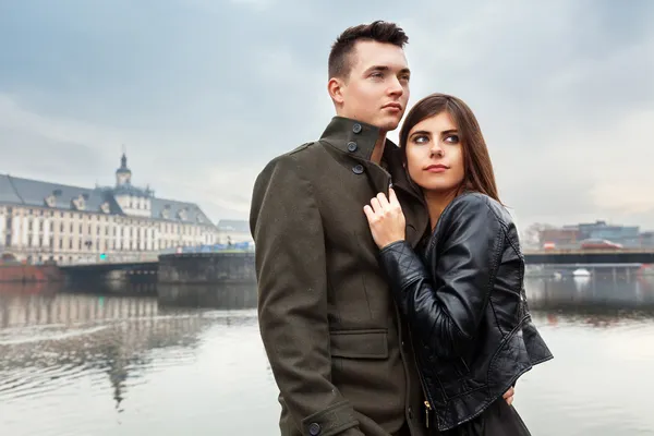 Jovem casal bonito na cidade — Fotografia de Stock