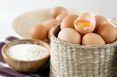 Beyaz arkaplanda izole yumurtalar