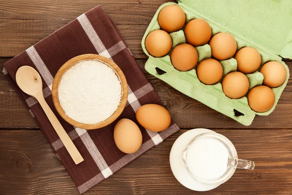 鸡蛋、 牛奶和面粉 — 图库照片