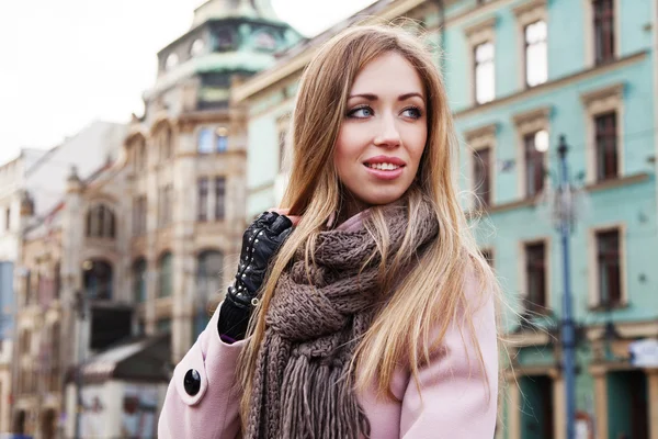 Prachtige Blond in de straat — Stockfoto